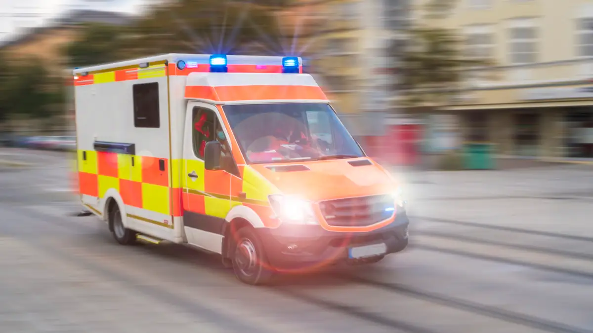 Rettungswagen fährt mit Blaulicht und Sirene