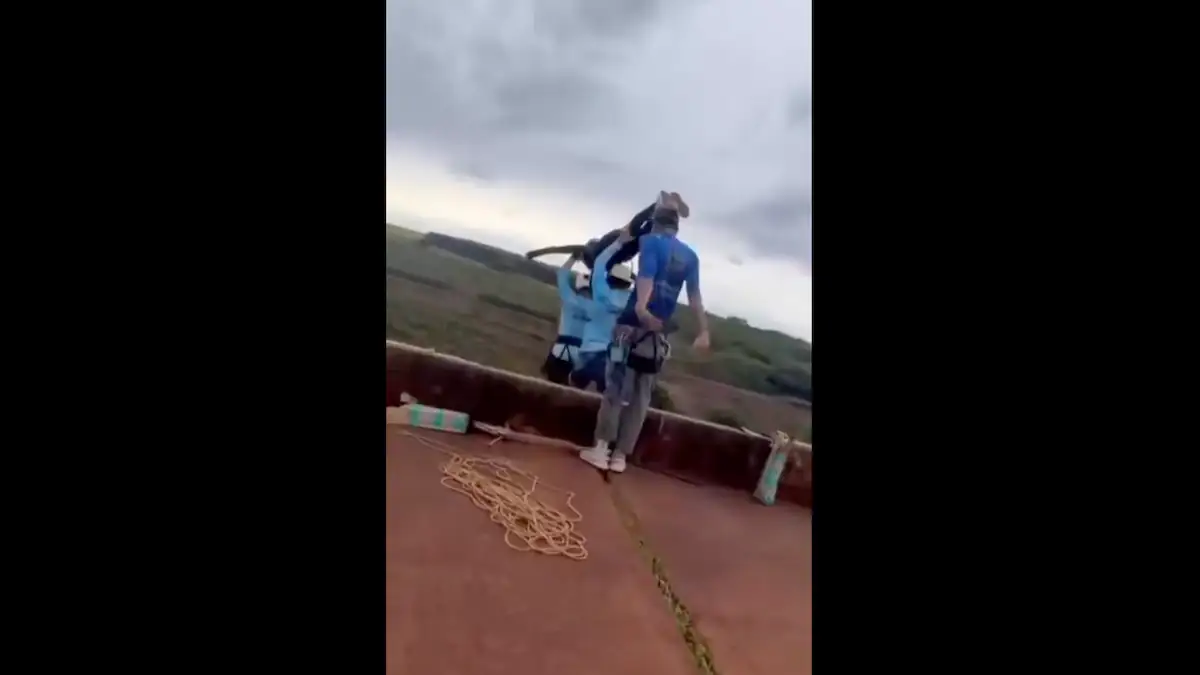 Studentin stirbt bei Rope Jumping: Screenshot zeigt, wie sie vorher über die Brüstung der Brücke gehoben wird