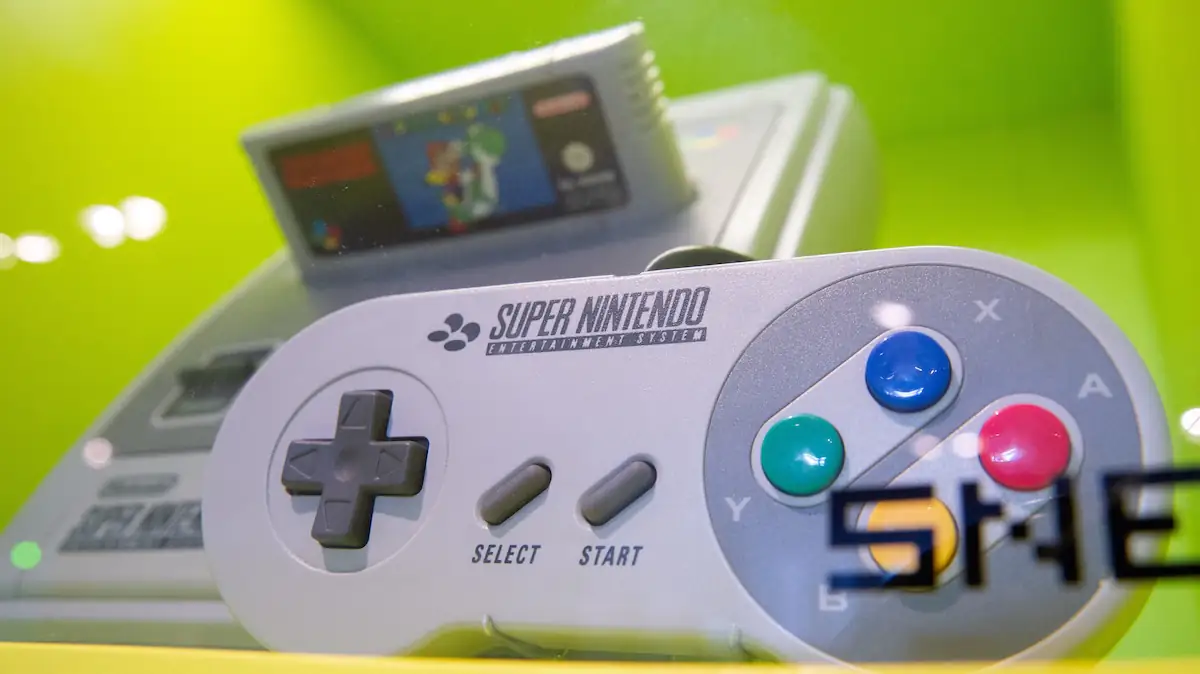 Controller des SNES im Vordergrund, dahinter die Konsole
