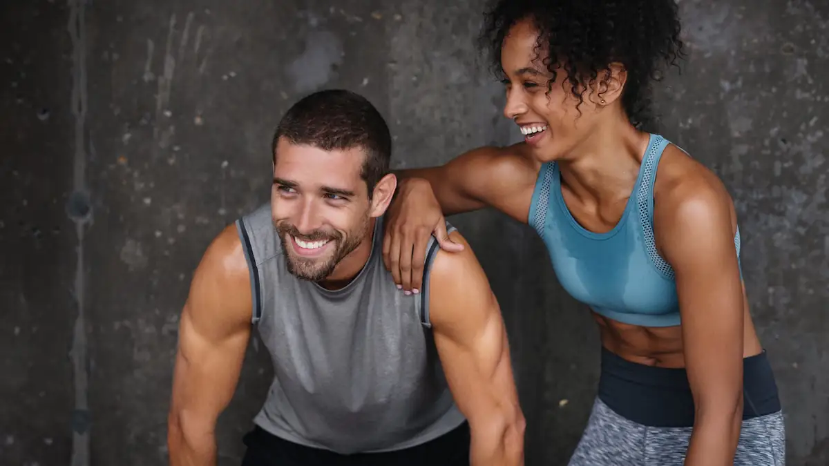 Ein Mann und Frau schwitzen nebeneinander beim Sport