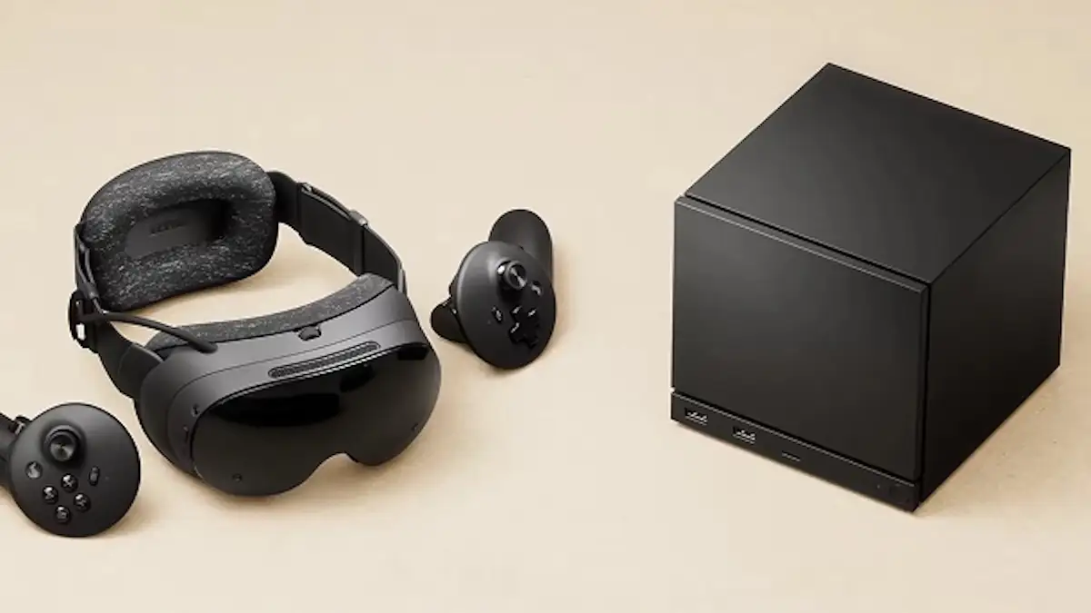 Steam Machine rechts und Steam Frame links vor gelblichen Hintergrund