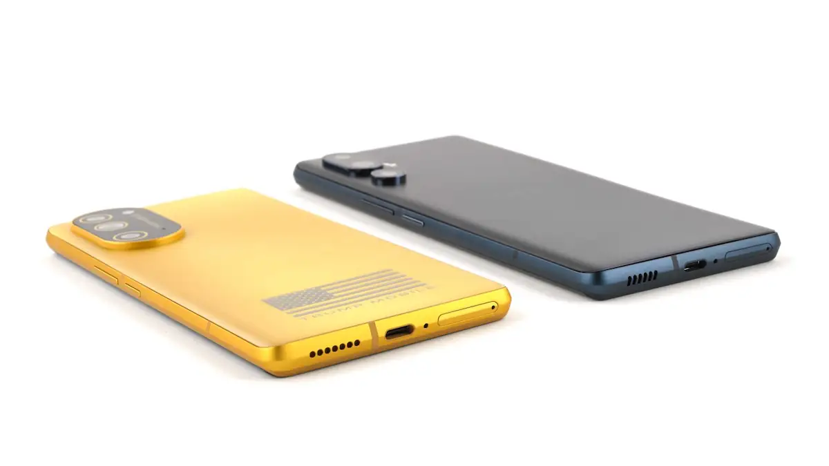 T1 Phone neben einem HTC U24 Pro