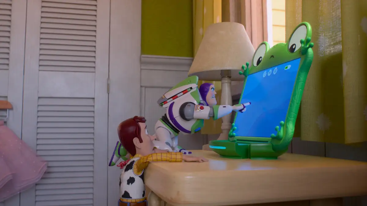 Szene aus „Toy Story 5“, in der Woody und Buzz das Tablet Lilypad anschauen