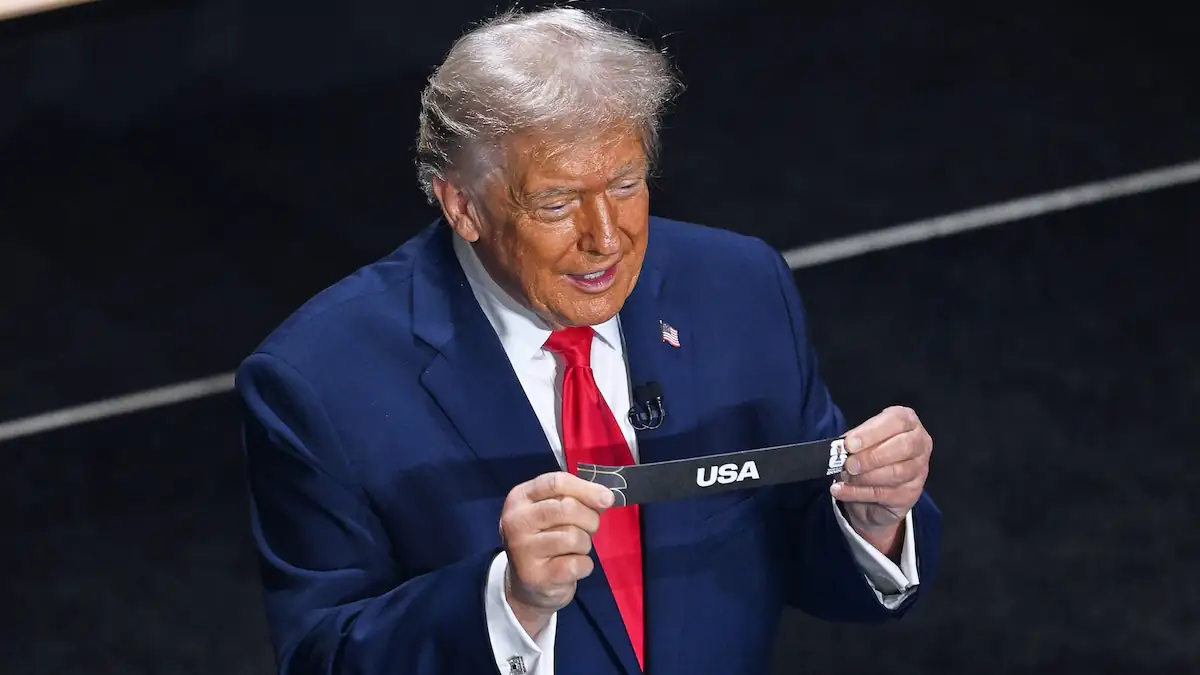 Donald Trump hält ein USA-Schild