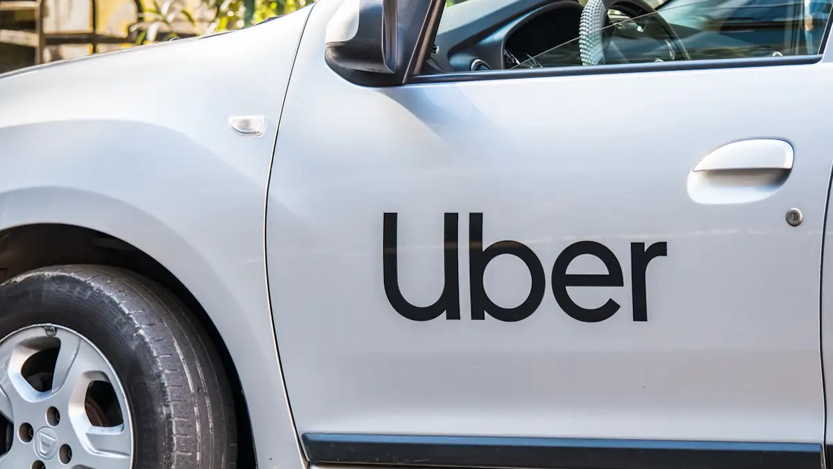 Uber-Logo auf einem weißen Auto