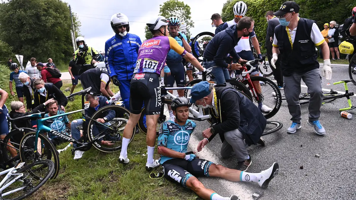 Bild zeigt zahlreiche Radfahrer nach dem Unfall und Massensturz bei der Tour de France 2021