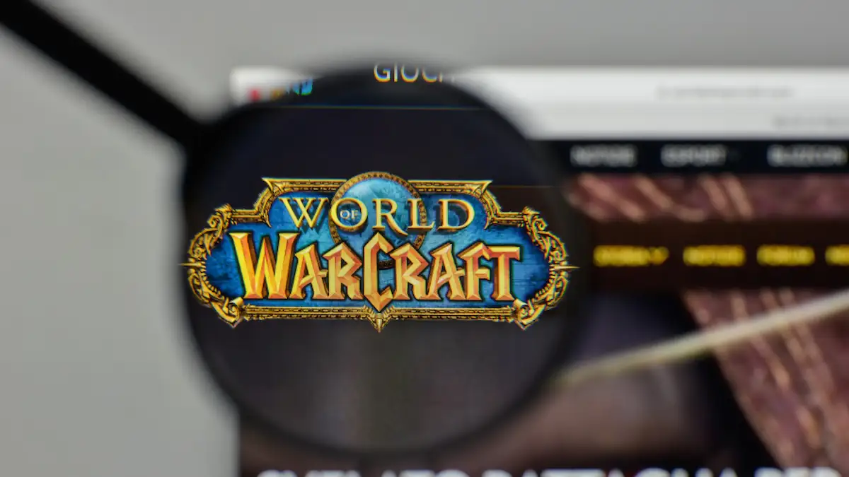 Wertvolle Videospiele: Lupe vergrößert das Logo von „World of Warcraft“ auf einem Computerbildschirm