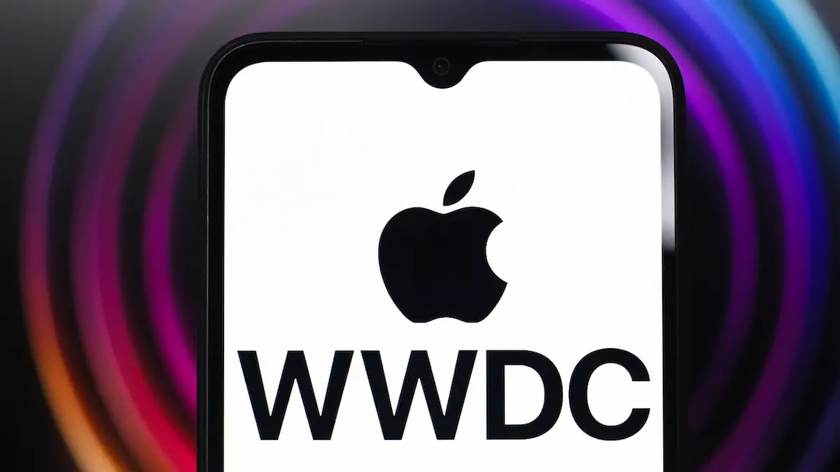 WWDC 2026: WWDC-Schriftzug mit Apple-Logo auf einem Smartphone