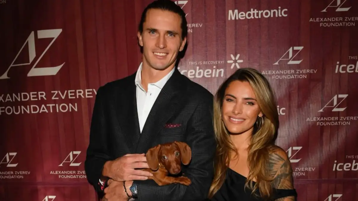 Alexander Zverev und Sophia Thomalla mit ihrem gemeinsamen neuen Hund