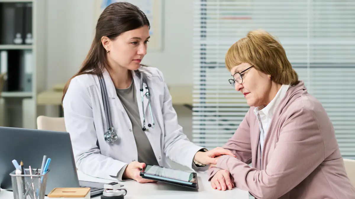 Ärztin spricht mit Patientin