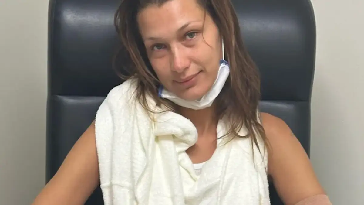 Bella Hadid beim Arzt mit Mundschutz