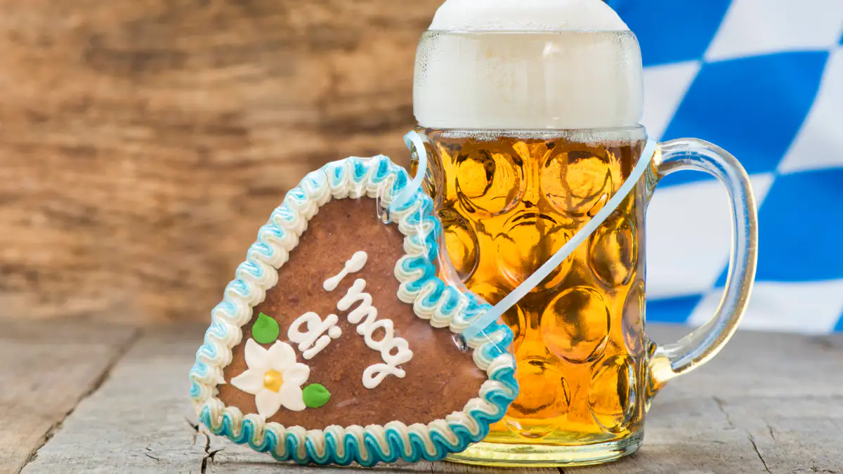 Wiesn-Bier mit einem Lebkuchenherz auf dem "I mog di" steht