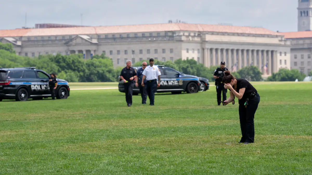 Polizei untersucht einen Zahlencode auf einer Wiese in Washington