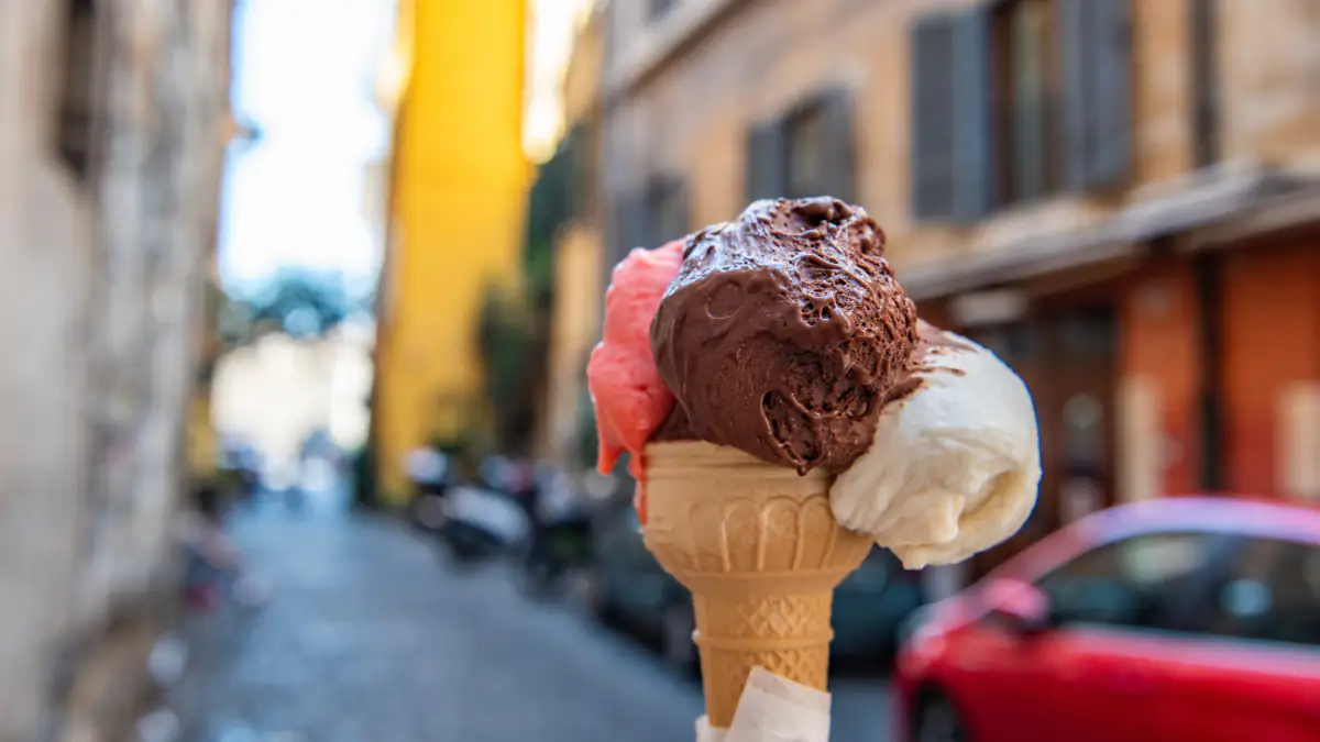 Mehrere Kugeln Eis in einer Waffel