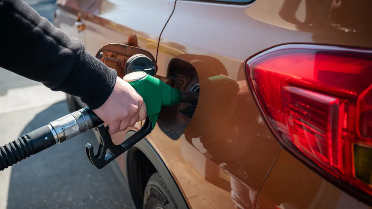 Person tankt das Auto