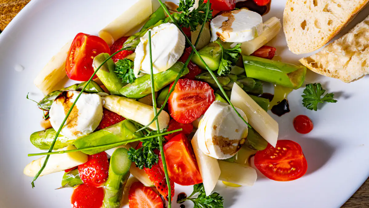 Essen bei Hitze: Ziegenkäse mit Spargel und Tomaten