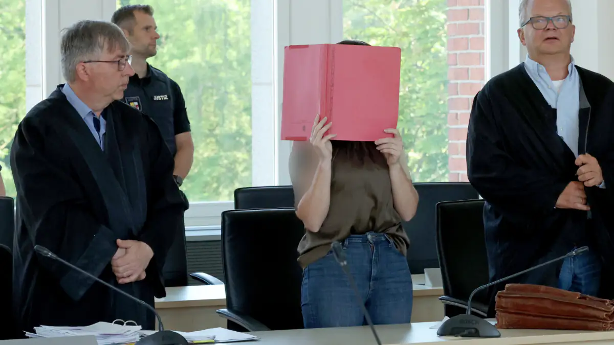 Gina H. beim Prozess zum Mordfall Fabian