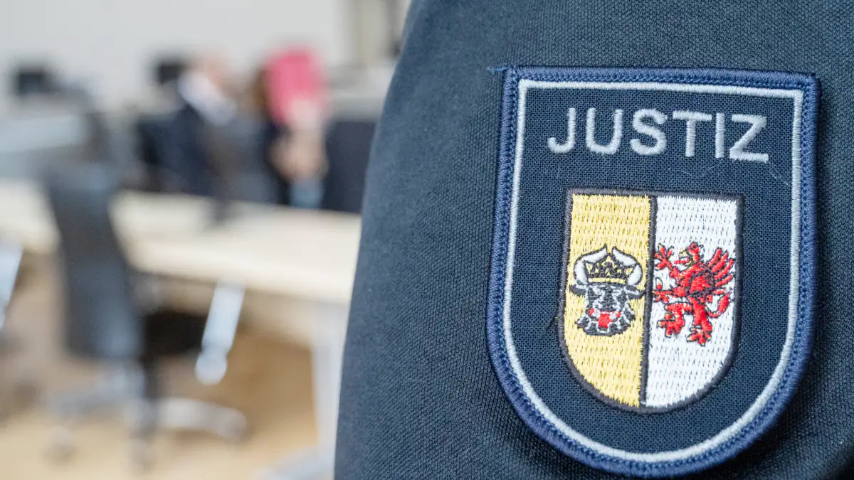 Ein Logo mit der "Aufschrift" Justiz beim Fabian-Prozess