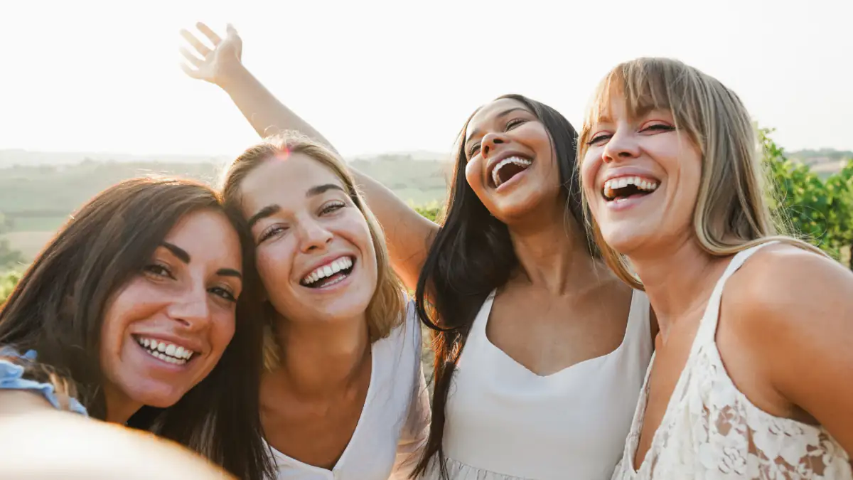 Friendflation: Mehrere Freundinnen lachen 