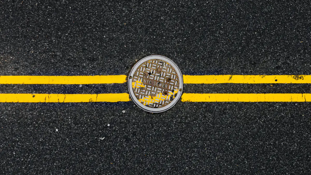 Ein Gully-Deckel und eine Straße in New York