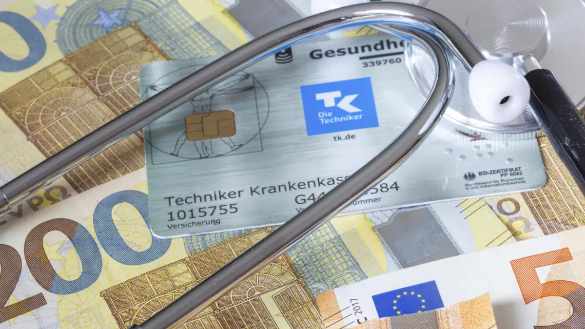 Gesundheitskarte liegt auf Euroscheinen