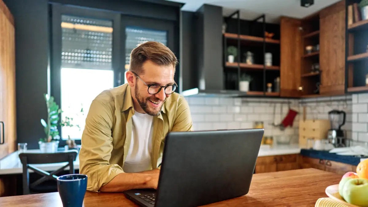 Mann sitzt im Homeoffice am Laptop