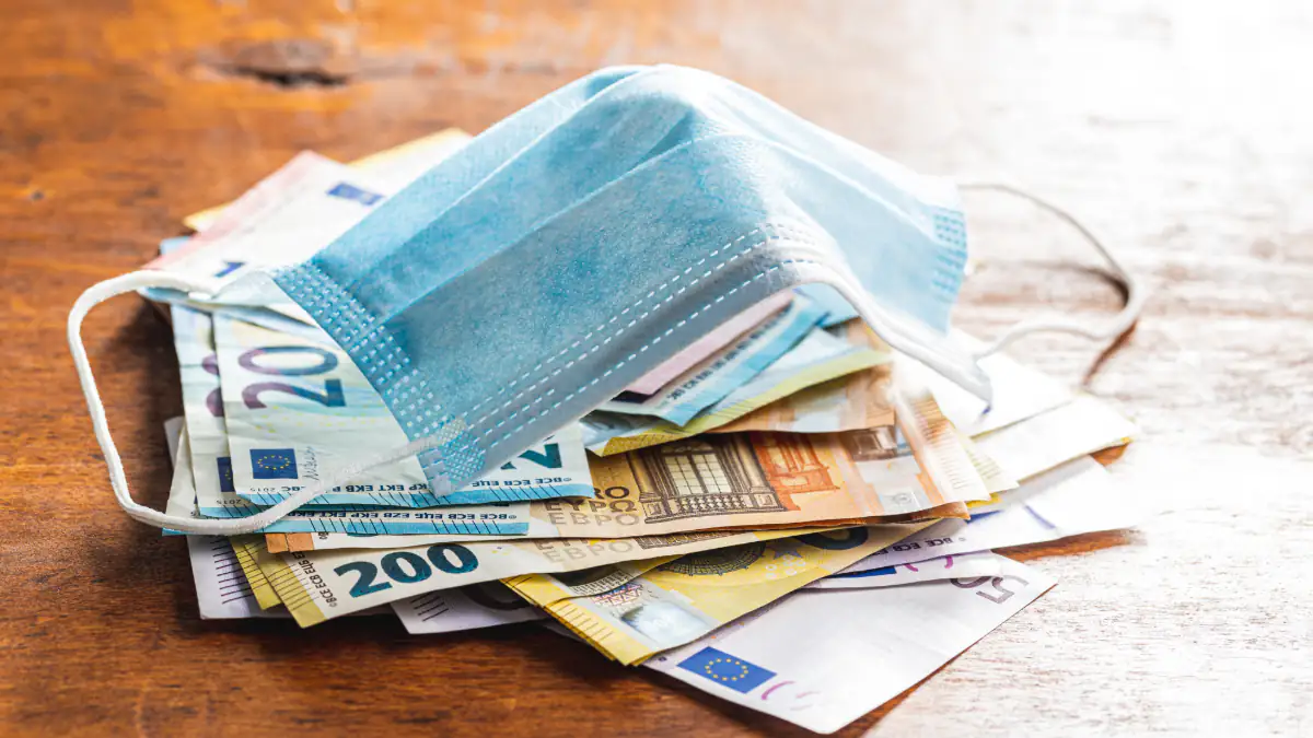Eine Maske und mehrere Euroscheine