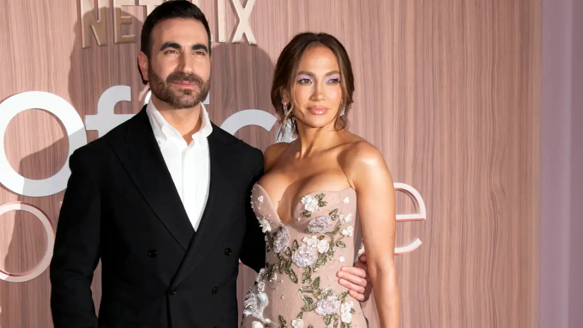 Jennifer Lopez und Brett Goldstein bei der Premiere von "Office Romance"
