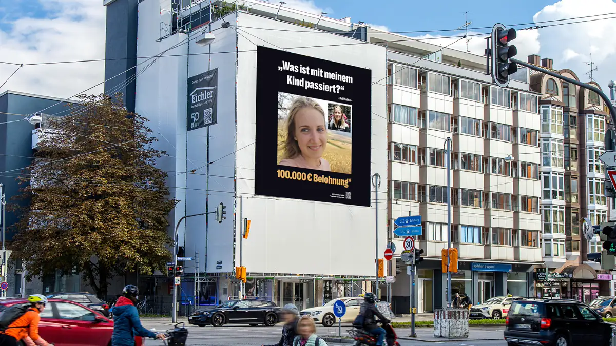 Plakat mit Scarlett Salice hängt an einem Wohnhaus