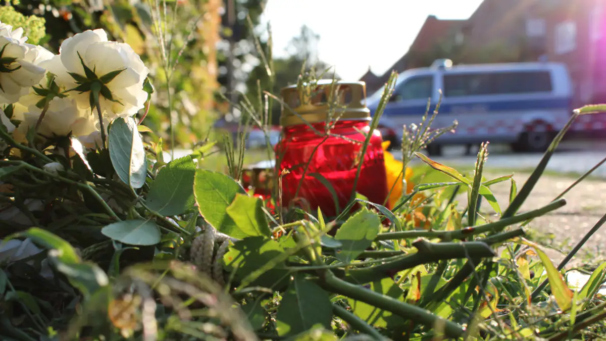 Schüsse in Stade: Kerze steht vor Blumen