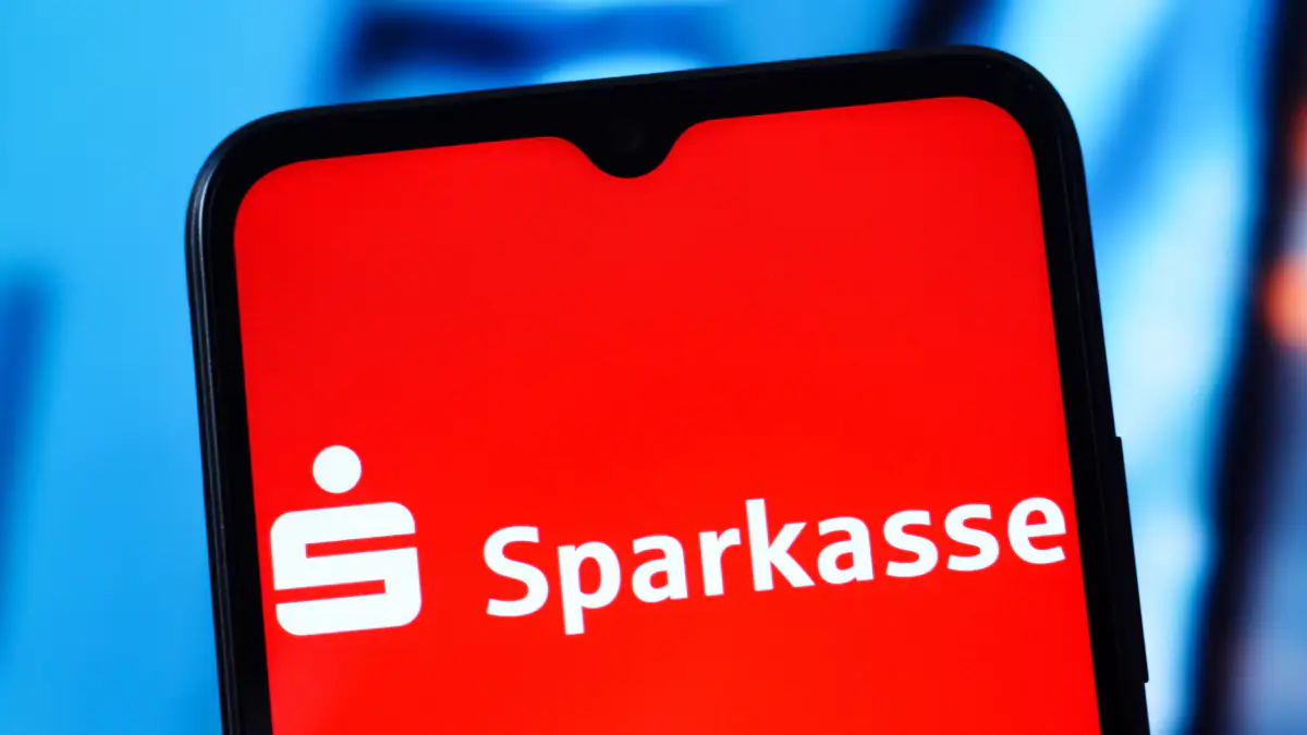 Das Logo der Sparkasse auf einem Smartphone