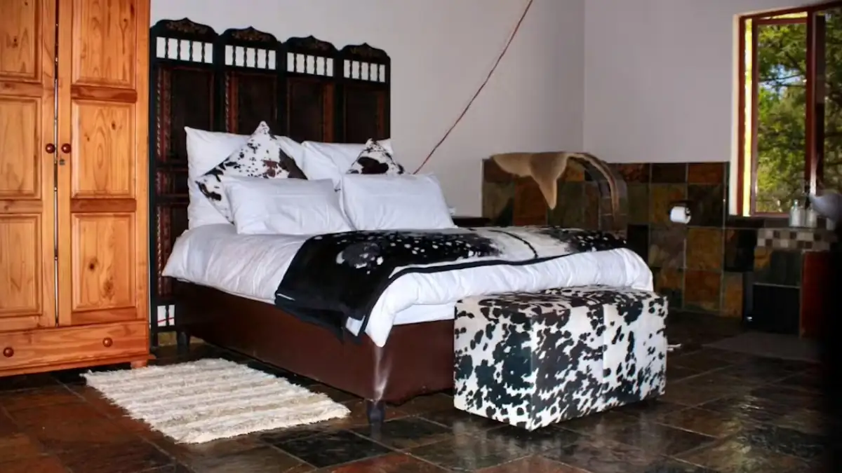 Ein Schlafzimmer in der Leeuwfontein-Jagdfarm
