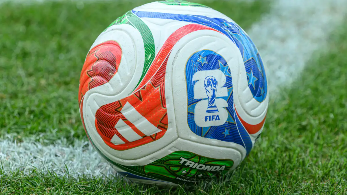 Ein Fußball mit dem Pokal der FIFA