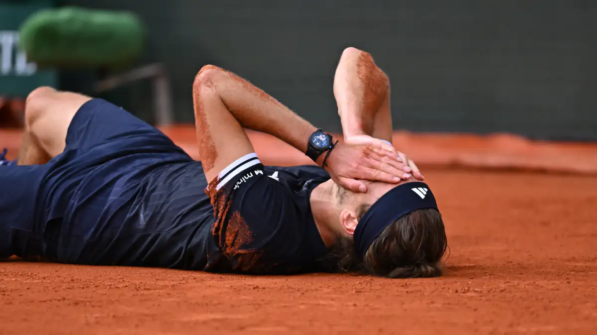 Alexander Zverev liegt nach seinem Sieg bei den French Open auf dem Boden