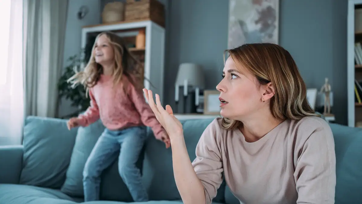 ADHS: Hyperaktives Mädchen und genervte Mutter