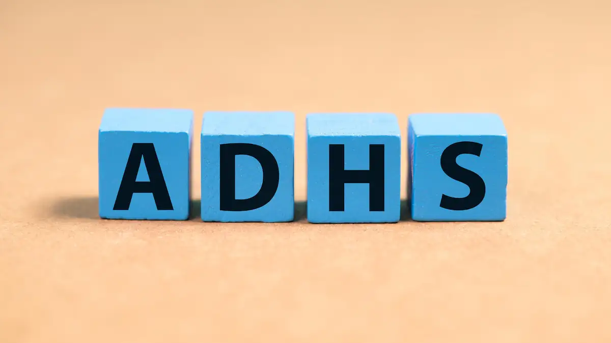 Blaue Holzwürfel zeigen die Buchstaben „ADHS“