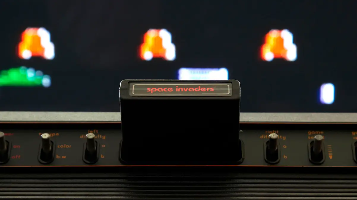 Atari 2600 mit dem Spiel „Space Invaders“