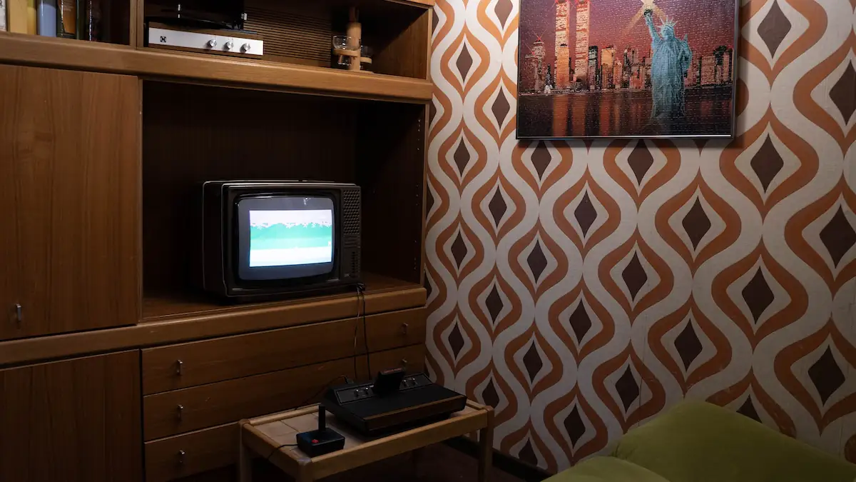 Atari 2600 in einem Wohnzimmer im 70er-Jahre Stil