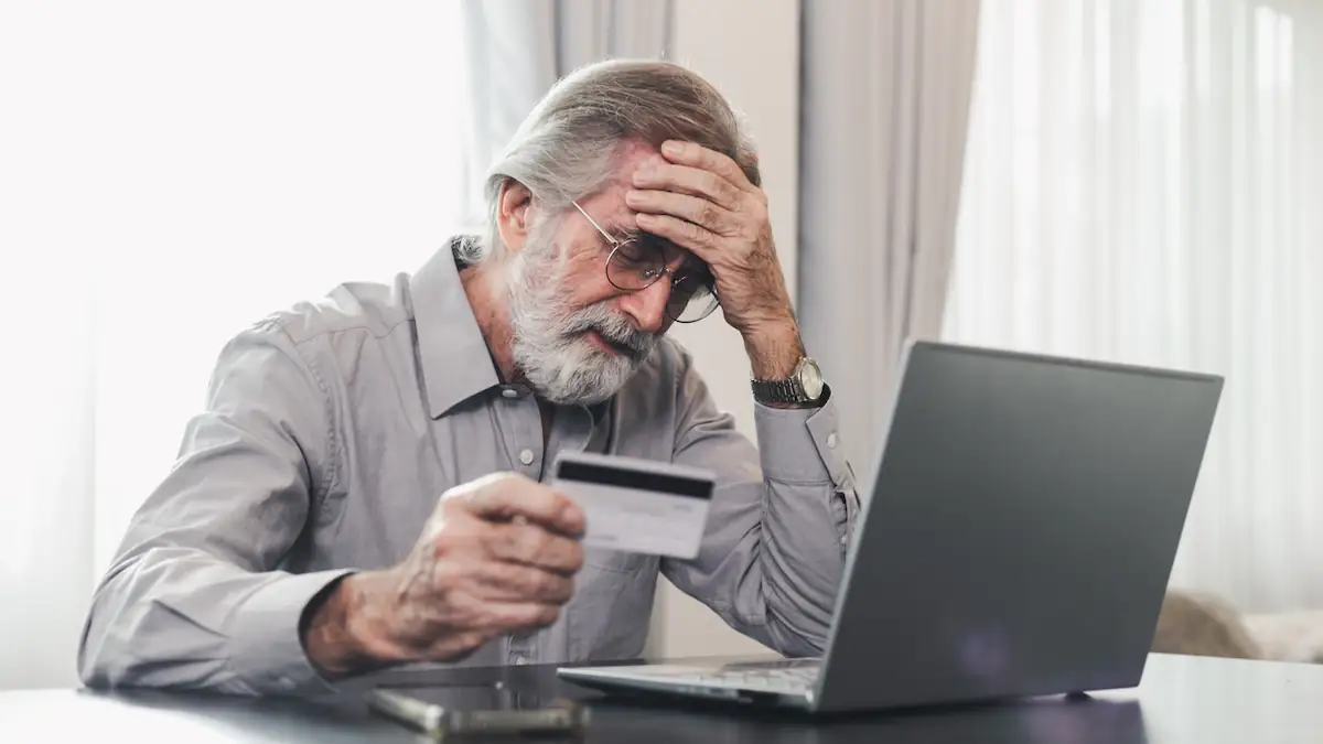 Betrugsmasche: Rentner mit Kreditkarte vor dem PC