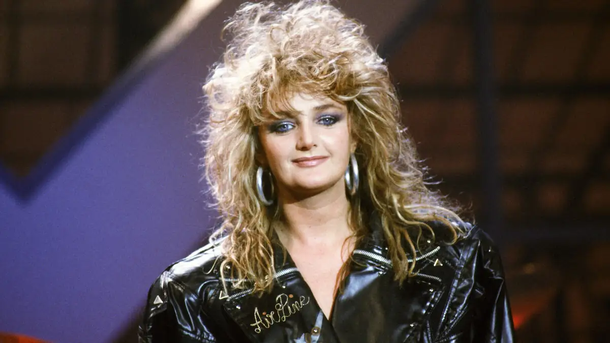 Sängerin Bonnie Tyler im Jahr 1985 mit Lederjacke