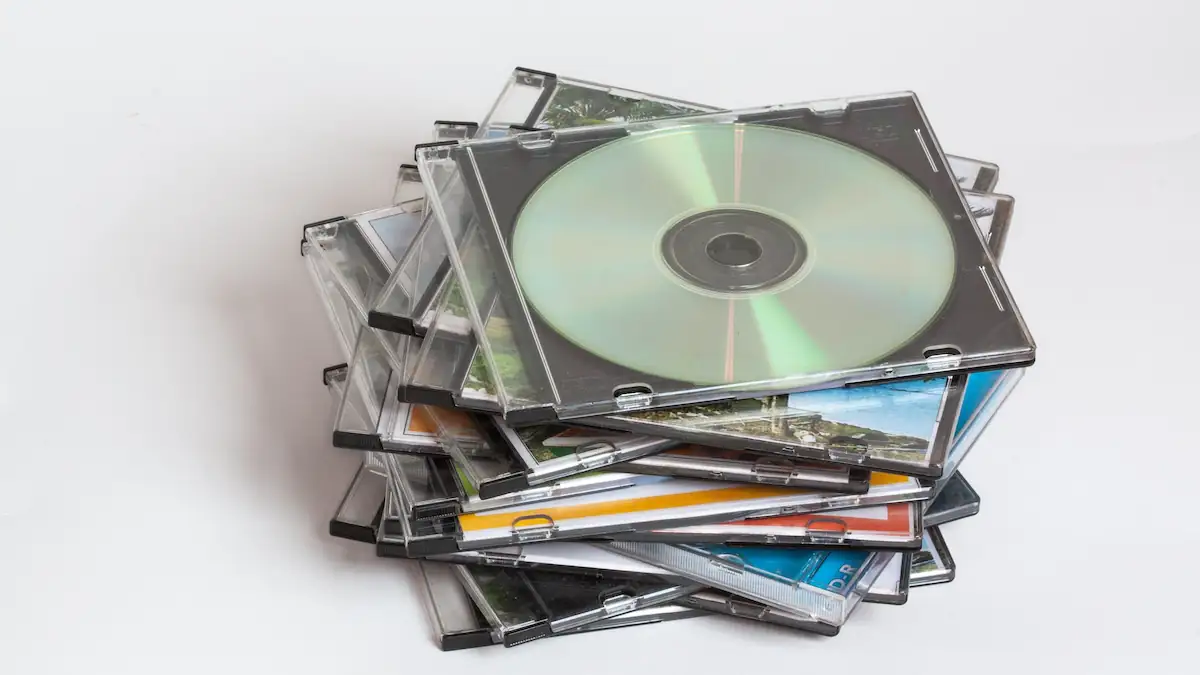 Mehrere CDs in Hüllen auf einem Stapel