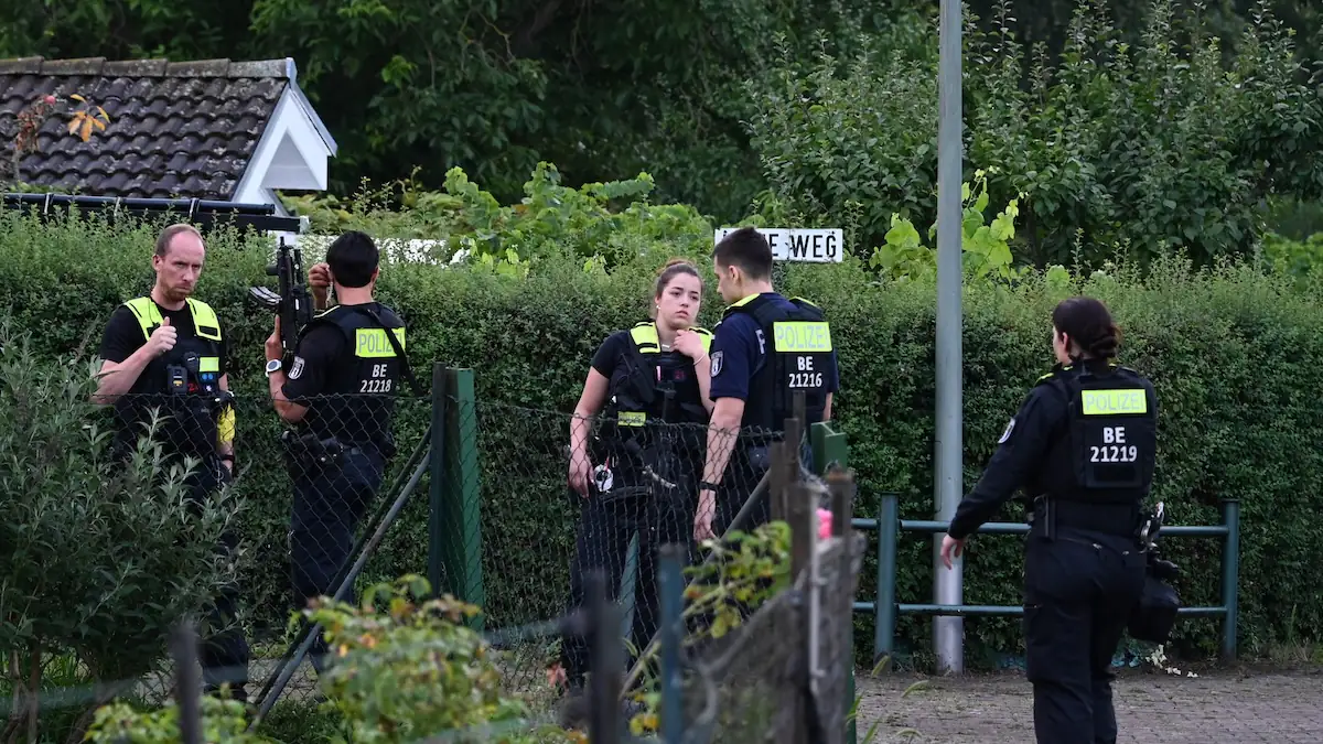 CSD-Anschlag: Einsatzkräfte der Polizei in einer Kleingartensiedlung in Berlin-Spandau bei der Festnahme des mutmaßlichen Täters