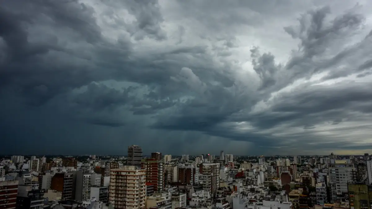 Sturm braut sich über einer Stadt zusammen