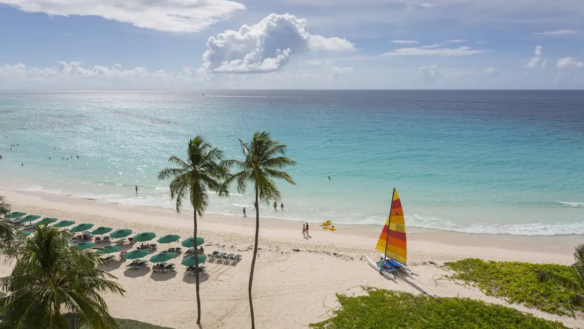 Flug von Barbados nach London musste gestrichen werden: Weißer Sandstrand und hellblaues Meer auf Barbados