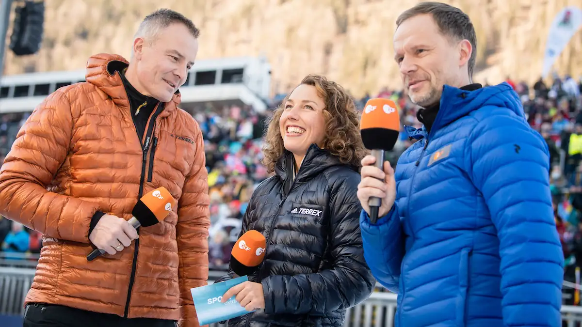 Laura Dahlmeier mit ZDF-Mikrofon zwischen Sven Fischer und Alexander Ruda