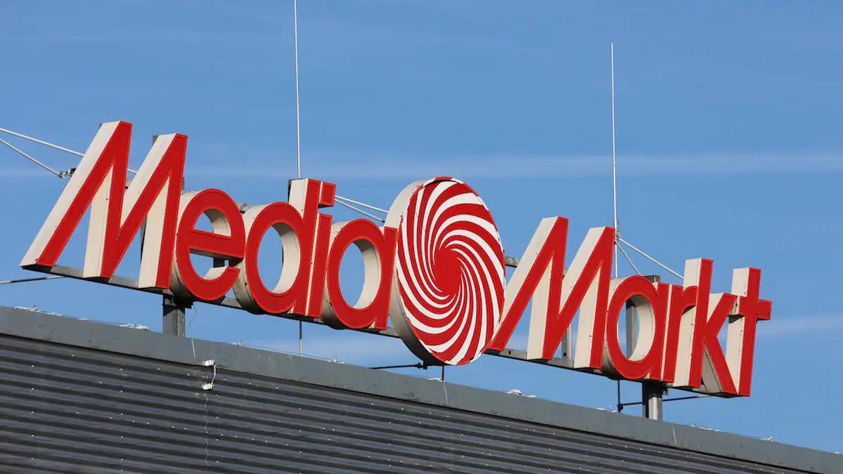 MediaMarkt-Logo vor blauem Himmel