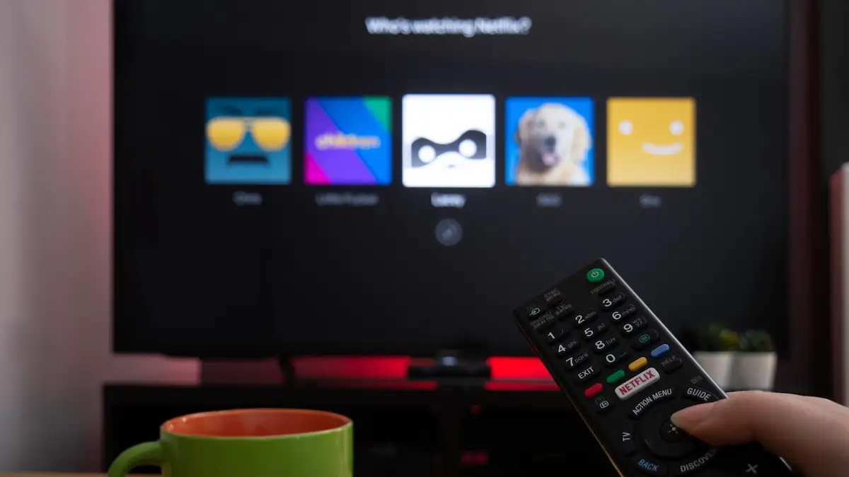 Netflix-Profilauswahl auf einem Fernseher