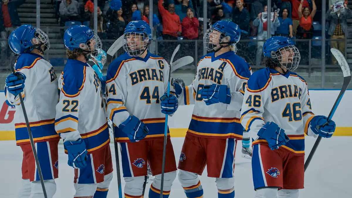 Logan (Antonio Cipriano), Garrett (Belmont Cameli), Dean (Stephen Thomas Kalyn), and Tucker (Jalen Thomas Brooks) in „Off Campus“ in ihrer Eishockey-Ausrüstung
