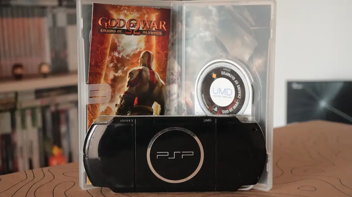 Schwarze PlayStation Portable (PSP) mit dem Spiel „God of War“