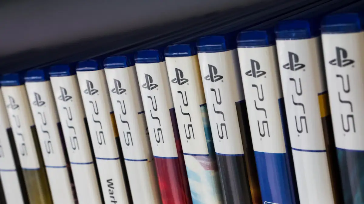 Spiele für die PlayStation 5 in einer Reihe im Regal